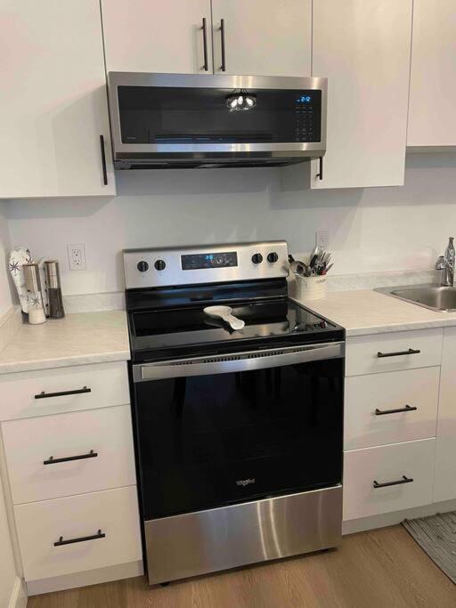 Adorable 1 Bedroom Suite- A Skip To Galloping Goose 빅토리아 외부 사진