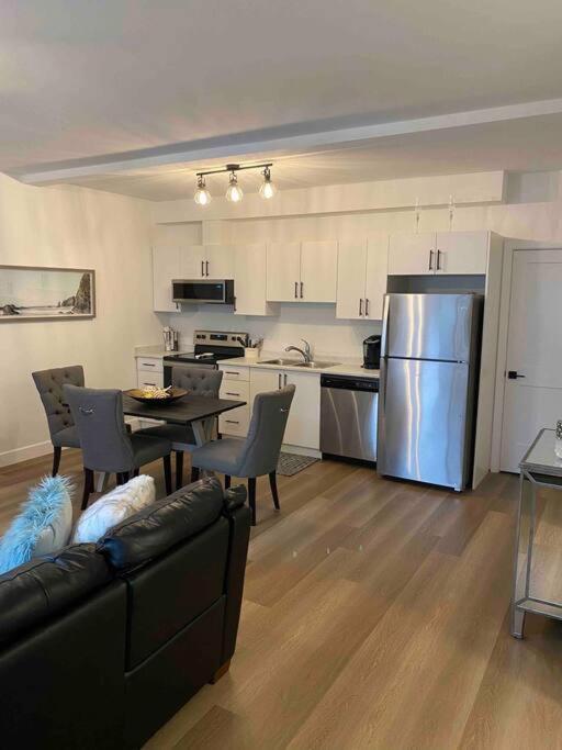 Adorable 1 Bedroom Suite- A Skip To Galloping Goose 빅토리아 외부 사진
