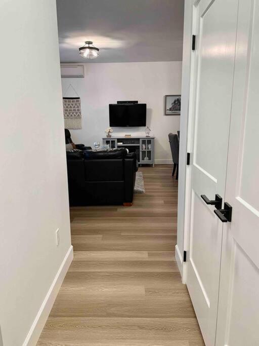 Adorable 1 Bedroom Suite- A Skip To Galloping Goose 빅토리아 외부 사진