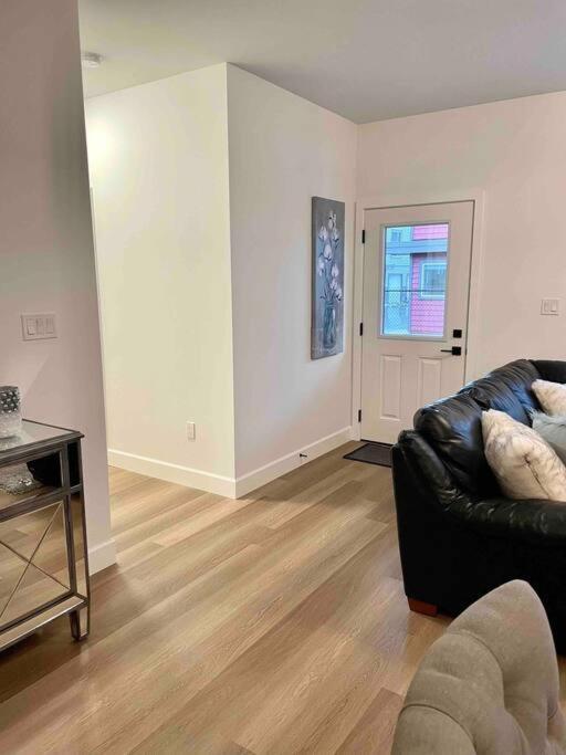 Adorable 1 Bedroom Suite- A Skip To Galloping Goose 빅토리아 외부 사진