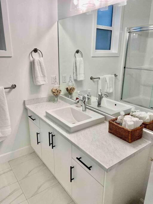 Adorable 1 Bedroom Suite- A Skip To Galloping Goose 빅토리아 외부 사진